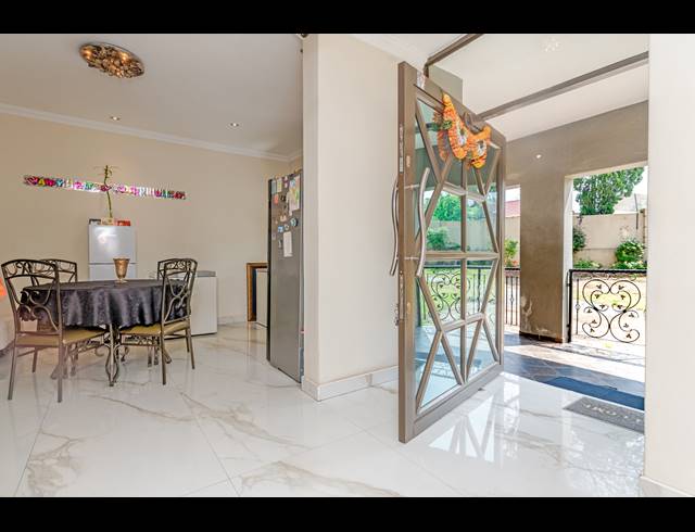 6 BEDROOM FREESTANDING FOR SALE IN VORNA VALLEY